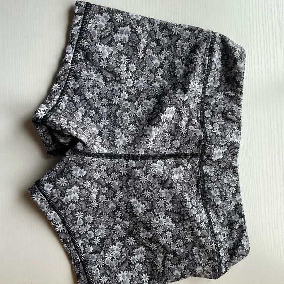 Fleo High-Rise Floral Performance Women’s Shorts - Black & White - Picture 3 of 4